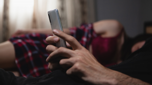 男性が浮気中に見せる言い回し・行動・心理と対処法を解説